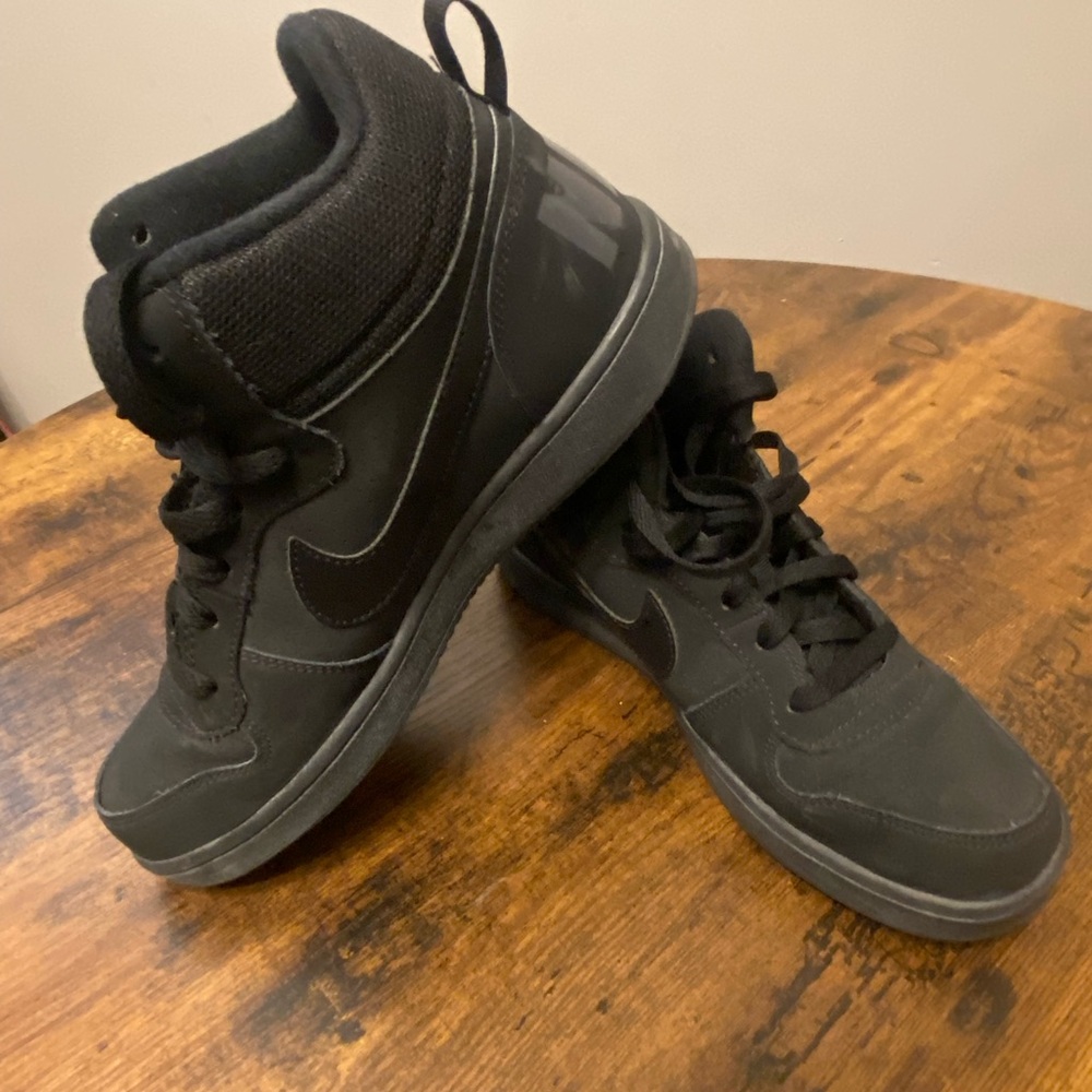 Nike Court Borough Mid